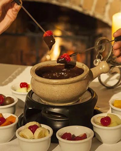 Fondue de chocolate servido junto à lareira