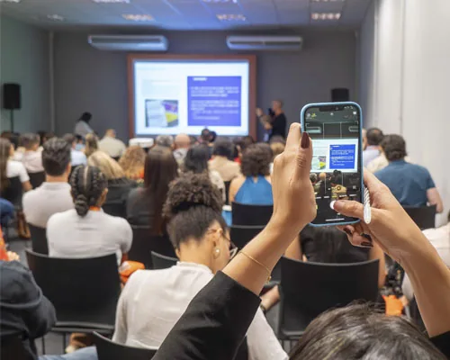 Participantes em sala temática registrando a apresentação