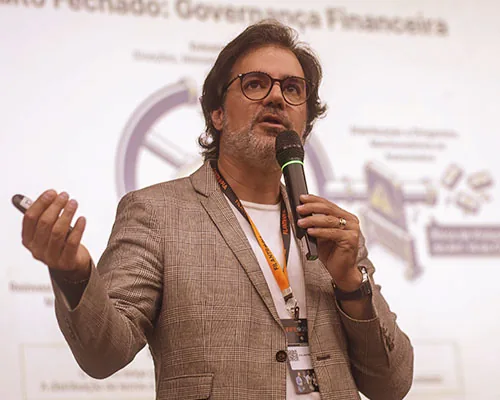 Palestrante apresentando conteúdo sobre governança financeira em sala temática do FIFE