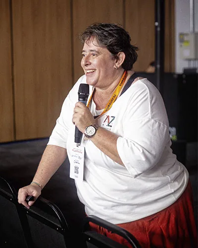 Participante com microfone durante atividade do FIFE